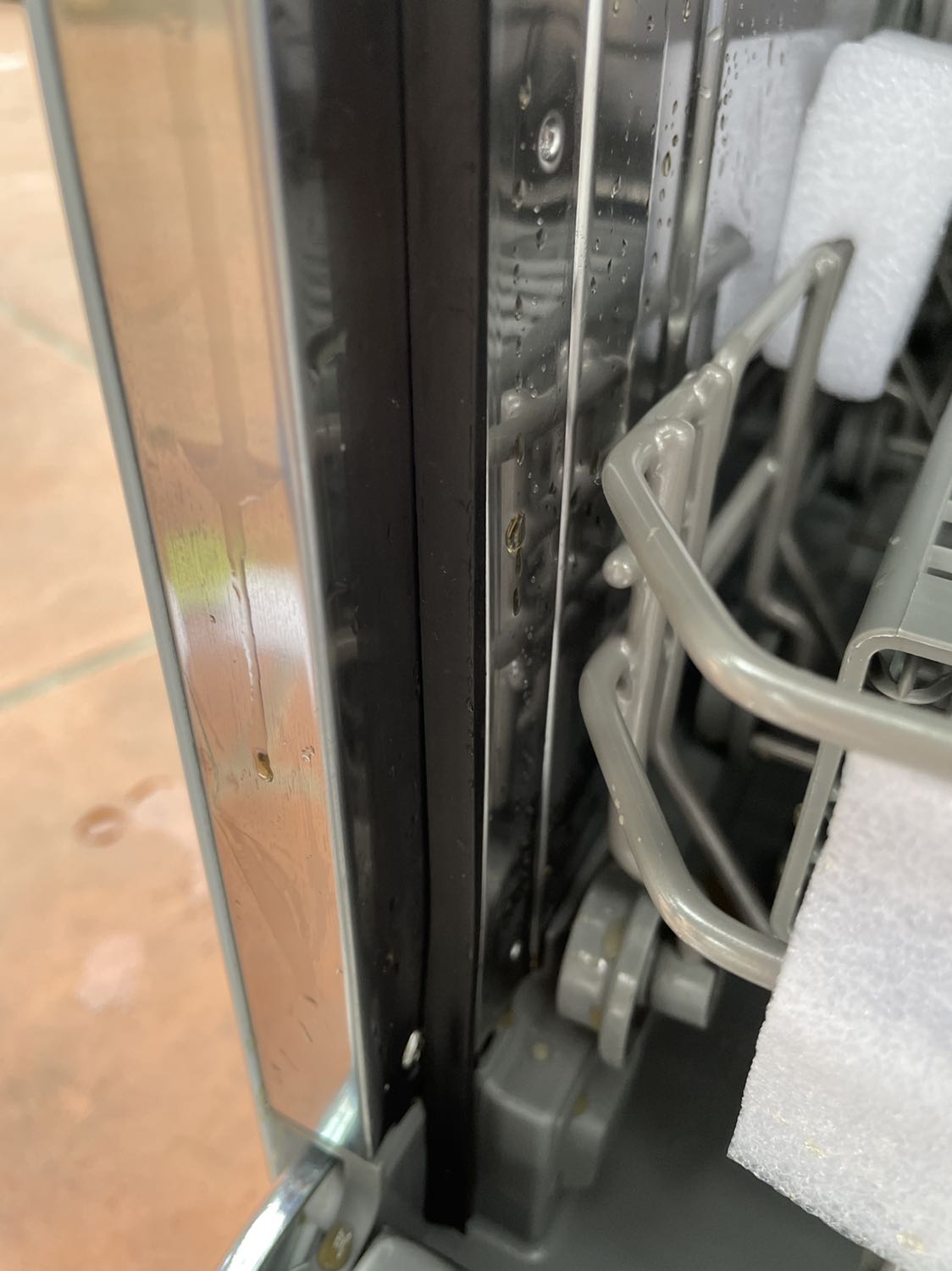 Máy mở hộp ra thấy nước vàng đọng lại khắp nơi, thậm chí vào tận bên trong máy. Khả năng này là do nước mưa do lưu kho không tốt, nước ngấm qua hộp nên mới có mày vàng. 
Thắc mắc nữa là phiếu bảo hành toàn tiếng Thái, không ghi hạn bảo hành, ngày bắt đầu bảo hành là bao giờ. Effective date từ 2014???