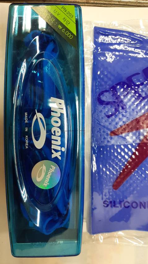 Nhận hàng thì cả 2 hộp kính đều bị nứt ☹
Kính 203 dùng k dc khít lắm, mới bơi dc 1 lúc là nước ngập đầy mắt luôn dù đã sửa lại dây đeo rồi ?
Mũ bơi tặng kèm thì chật quá thít cả đầu lại, đội dc 1 lúc thấy đầu quay mòng mòng. Hy vọng sau vài lần dùng sẽ giãn ra đỡ thít hơn.
Cái còn lại chưa dùng nên chưa đánh giá