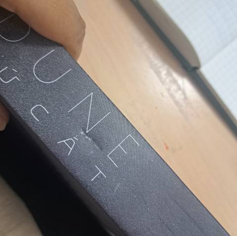 Đóng gói kỹ, sách đẹp dù bị cấn gáy và trầy 1 tẹo ở mặt trc, khổ sách mình ko ưng lắm nhưng bù lại chất lượng giấy, màu cùng các font chữ hài hòa.
Về nội dung thì Dune của Frank Herbert đã đc dành cho quá nhiều lời nhận xét mỹ miều r. Mình ko góp thêm gì ngoài lời khen. Quá chi tiết, quá đồ sộ và tuyệt vời, 1 tác phẩm tôn vinh trí tưởng tượng vượt tầm thời đại của tác giả.
Mong 6 cuốn gốc của tác giả đc dịch và xuất bản tiếp.