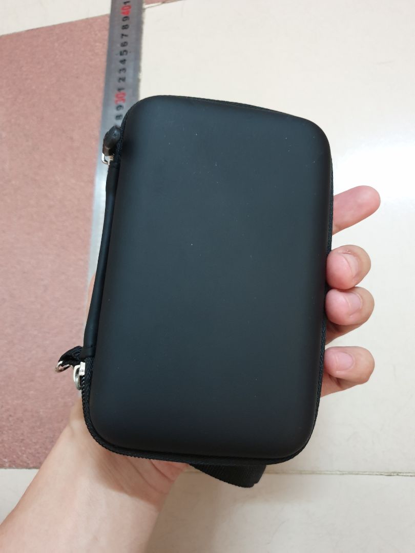 Hộp có chia ngăn, kích thước khá phù hợp để đựng Jack chuyển đổi, bút trình chiếu, pin sạc, cáp kết nối.... Vỏ chắc chắn, một mặt được làm lồi lõm để dễ nhận định. Rất hài lòng Hộp có chia ngăn, kích thước khá phù hợp để đựng Jack chuyển đổi, bút trình chiếu, pin sạc, cáp kết nối.... Vỏ chắc chắn, một mặt được làm lồi lõm để dễ nhận định. Rất hài lòng