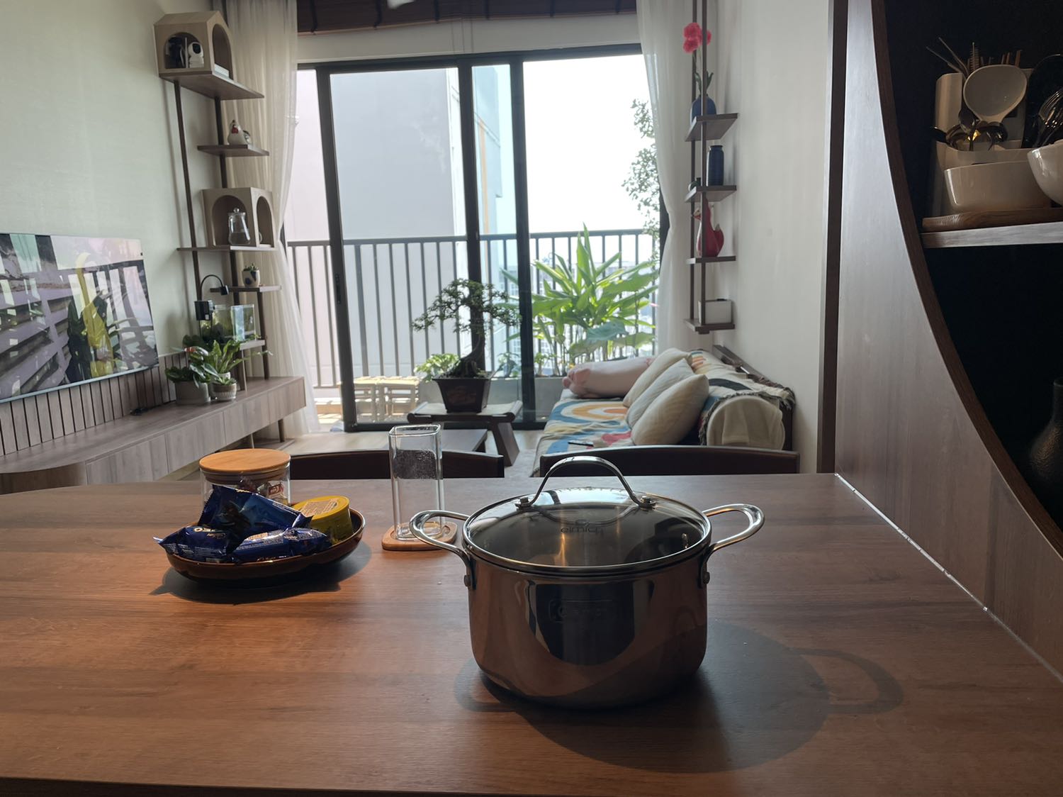 Nồi đẹp, dày dặn, cầm chắc tay. Trừ 1 sao vì tem phụ sử dụng keo không thể bóc được, chùi cả buổi vẫn còn keo bám trên nồi