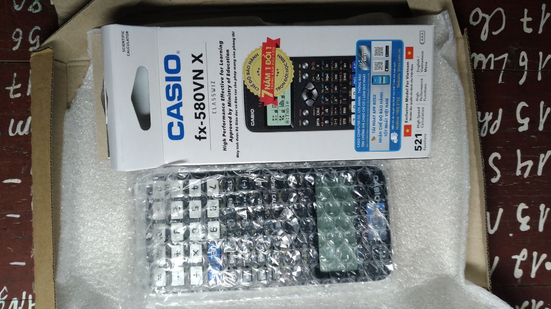 Ừm..... Khá là ổn áp nha mn. Trời mưa nhưng hàng đc bọc cẩn thận nên vẫn nguyên vẹn. Bên trong đóng gói tốt, đầy đủ cả bảo hành lẫn hdsd. Lúc lắp vào cx bị vênh như mn hà 😂. 
Hay chả biết thiết kế của nó như vậy nữa. Bay 1 phần tiền mừng tuổi tết nhưng thấy cũng đáng 😭 Tất cả đều vì kì thi ĐH sắp tới. 
Cố lên nha hỡi tôi và các bạn 2k4 ơi!