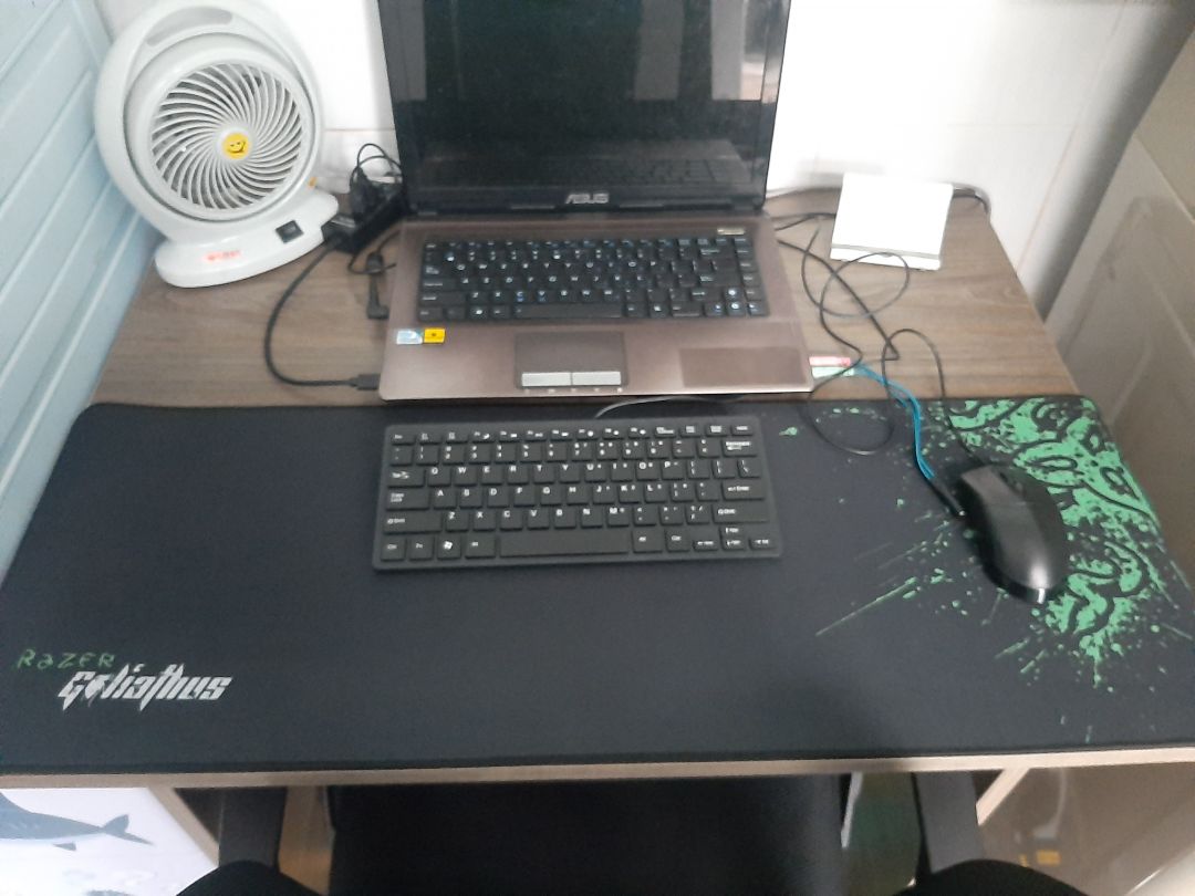 Mình quên đo kích nên hơi dài so với bàn nhưng thôi kệ.. Giao hàng rất nhanh chưa đầy 24h mình đặt ngày 16 ngày 17 đã giao.. chất lượng phù hợp trong tầm giá.