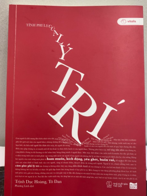 Bìa đẹp ghê.
Sách k quá dày nhưng nội dung phong phú, nhiều lý thuyết thú vị về mua sắm, tiền bạc rất dễ áp dụng, ví dụ cũng đơn giản và dễ hiểu nữa.