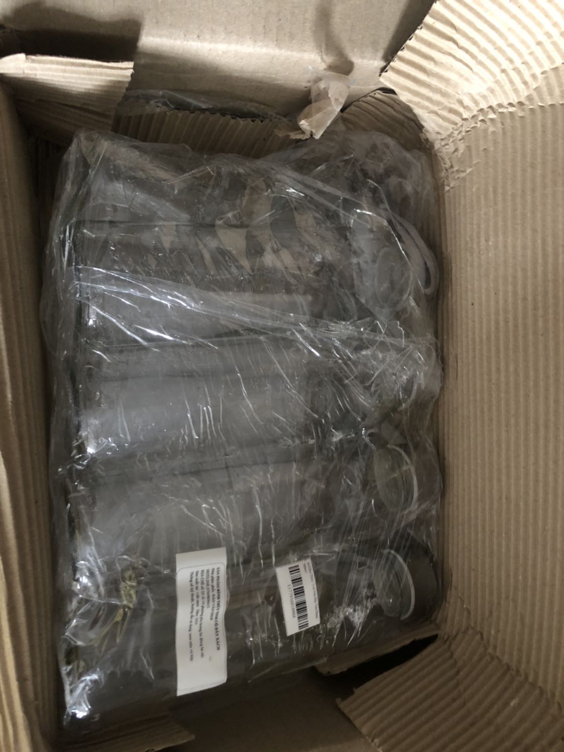 Mua 10 chai thì bể hết 1 chai, chắc là do vận chuyển.
Nhưng mà khâu bao gói cũng ko cẩn thận, đặt 10 chai kế nhau có khoảng trống chắc chắn bị va chạm.
Sao shop ko bọc từng chai như vậy sẽ ko bị bể chứ nhỉ? Còn khoảng trống thì nhét giấy vào....
Nói chung mấy chai thuỷ tinh nhìn ok, mỗi tội bị bể thôi
Tiki giao hàng nhanh