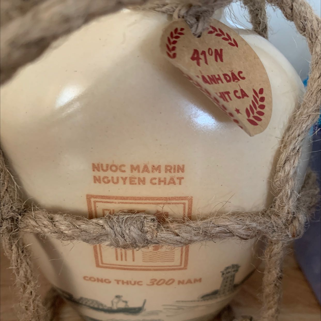 Giao hàng siêu nhanh. Nước mắm đậm đặc vị ngon, thêm chút chanh chút ớt là ngon lắm luôn. Mua làm quà tặng cũng hợp lý