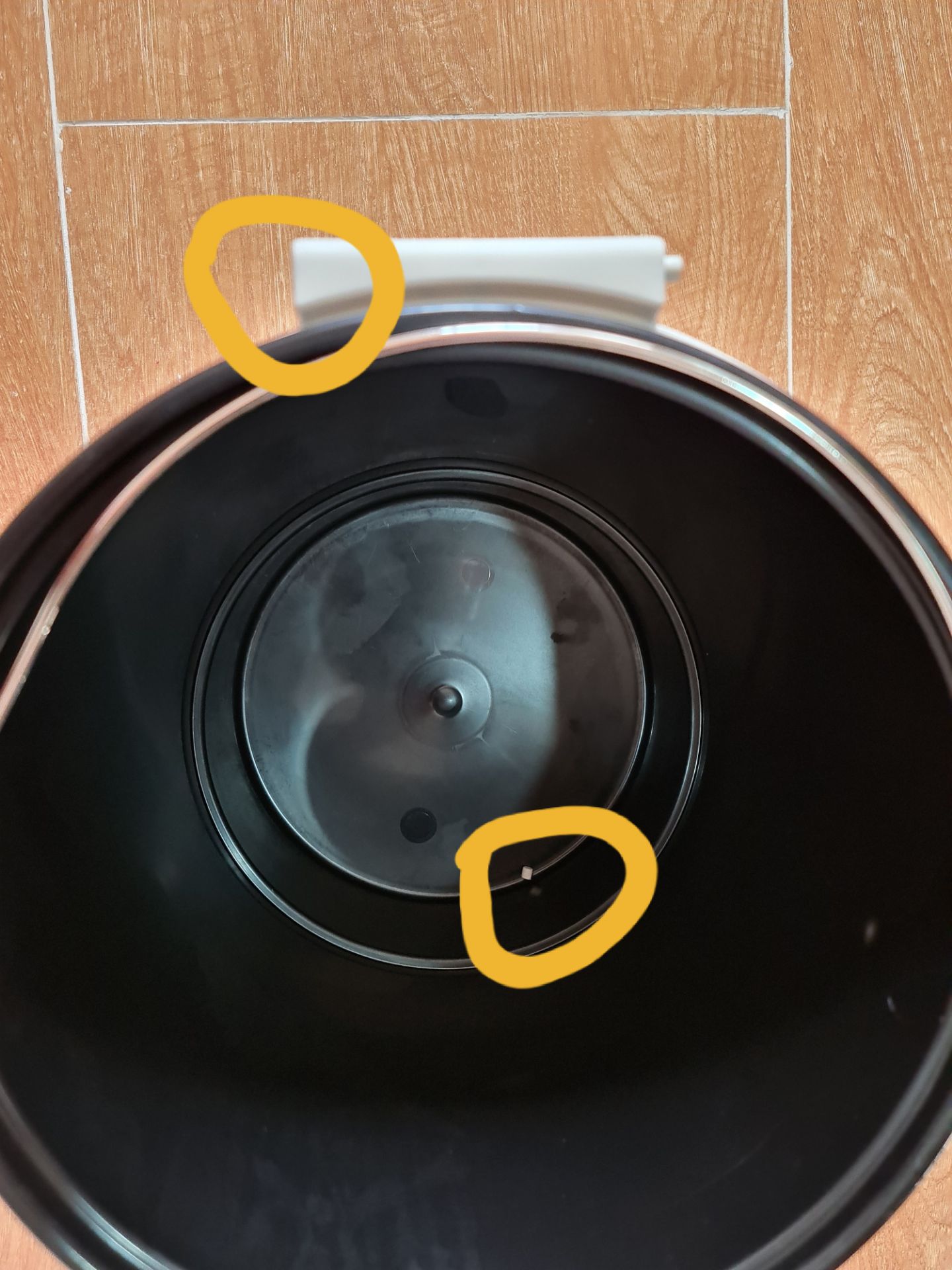 Thùng rác vừa nhận, khui ra thì hiện trạng là như vậy...chốt gãy nằm trong thùng, nắp rớt rời ra ngoài...ĐỀ NGHỊ TRẢ HÀNG