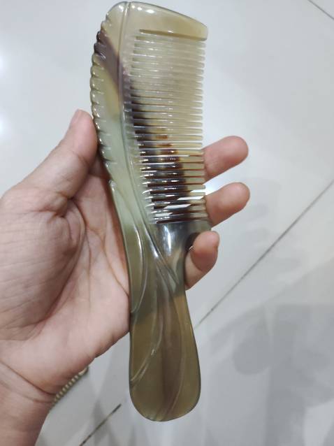 Mình mua để dùng cho bản thân và tặng người thân bạn bè. Trước đây cũng có mua vài cái lược của shop bên *** và chải êm da đầu nên mình rất ưng nên đặt thêm về tặng người thân và bạn bè. Khi phản ánh về mẫu lược này chải không êm như mẫu COH164 và mong muốn được đổi lại thì shop rất vui vẻ và đổi lại cho mình và vẫn kèm theo quà tặng. Vậy là bỗng dưng đc 2 cái vòng gỗ.

Ppp0Sau khi nhận hàng về dù mỗi chiếc lược cũng có lỗi chỗ này chỗ kia một chút và chải vẫn không êm như cái lược mình đang chải nhưng nhìn thấy đẹp và dày dặn chắc chắn hơn nhiều. Nếu shop bán hàng đẹp chuẩn 100% với giá này chắc sẽ lỗ to nên thôi mình quan trọng nhất vẫn là chải lược này tốt cho sức khỏe thôi. Bạn nào thích êm thì có thể inbox shop chọn mẫu lược răng tù nhé! Sẽ êm hơn răng nhọn đó.