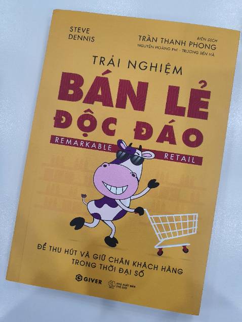 Góc nhìn thời đại về thương mại điện tử và thương mại truyền thống trong hoạt động bán lẻ. Những bài viết cả vĩ mô và vi mô trong bối cảnh những sự kiện thời đại ảnh hưởng trực tiếp đến hoạt động bán lẻ toàn cầu: covid, chuyển mình của Amazon, Alibaba....... 
    
    Khách hàng mua câu chuyện trước khi mua sản phẩm là điều ấn tượng với tôi. Câu chuyện của sản phẩm làm tôi nhớ đến câu chuyện chai nước suối thiên nhiên của Việt Nam mà tôi biết có anh bạn cũng có thể bán được nó với giá 70 nghìn/chai với câu chuyện nguồn gốc xuất xứ đặc biệt của nó.

    Cá nhân đánh giá tổng thể cuốn sách không phải toàn bộ đều hấp thụ được nhưng sẽ có nhiều kiến thức hay, những góc nhìn của tác giả ta có thể tham khảo được.
