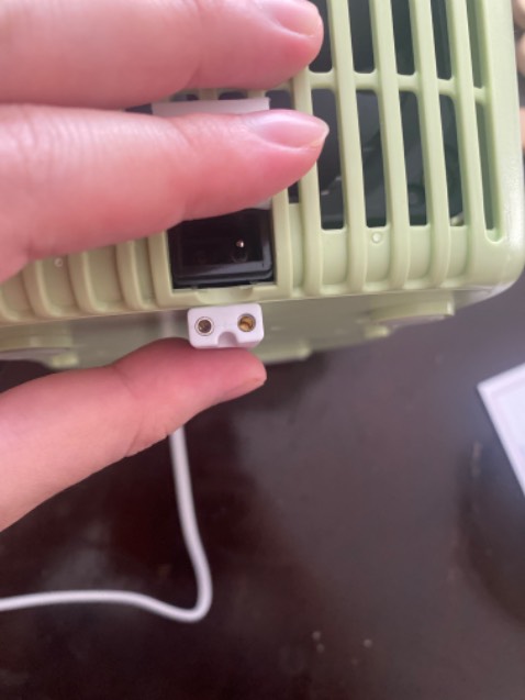 Cái đuôi nhận điện đã bị rụng hết một cái răng, và cái răng dính luôn vào cái đầu cắm. Hệ quả là máy không bật lên được. Chất lượng quá tệ. Lỗi mạch điện này có thể rất nguy hiểm. Hai cái núm nhận điện trên thành máy không hiểu sao chưa xài, mới cắm điện lần đầu đã đen xỉn và cũ kỹ.

Và mua qua cửa hàng của tiki dịch vụ quá thảm hại. Không có chức năng nhắn tin hay liên lạc khi có vấn đề, mua bảo hiểm thêm thì nhắn tin không ai trả lời.