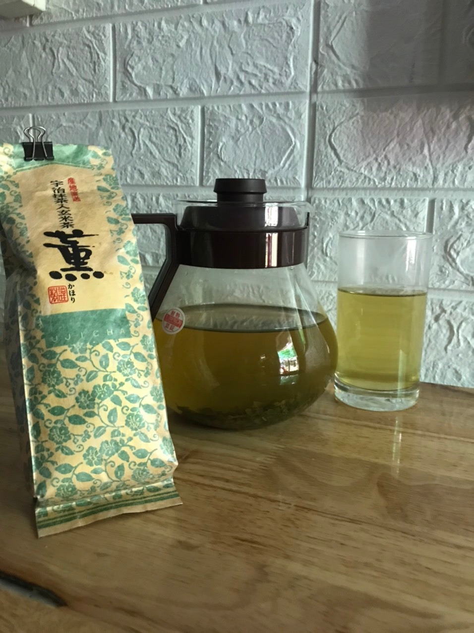 Dùng cũng lâu lắm rồi, giờ mới có thể chia sẻ cảm xúc khi dùng cái bình này. Hàng Nhật có khác, chất liệu thủy tinh mà rất nhẹ, không biết có chịu lực không mà thằng nhóc nhà mình nó giỡn giỡn cầm đập đập xuống đất, may chẳng bị sao. Chịu nhiệt hơi bị tốt, đặc biệt là bình Hario có thể dùng cho lò vi sóng mới ghê, ít thấy loại bình nào mà đa năng như vậy, dạng bầu bầu nên cũng dễ lau chùi. Dung tích 1L thì dùng thoải mái, dùng đựng trà và cà phê đều được. Chưa hết, nắp bình có lưới lọc giúp giữ bã trà không bị cuốn theo khi rót, rất sáng tạo. Tóm lại không chê vào đâu được, 10đ cho chất lượng và sự tiện dụng. Nhưng có 1 nhược điểm là giá hơi cao, nhưng như vậy mới đúng giá hàng Nhật, chất lượng phải đi đôi với giá cả, mình thì mình thấy vậy, hàng rẻ chẳng bao giờ dùng lâu được, giá trị ở cái lâu dài chứ mua về dùng vài bữa rồi vứt thì phí tiền của. Ai bảo mình nói điêu thì cứ mua dùng thử nhá. Dùng cũng lâu lắm rồi, giờ mới có thể chia sẻ cảm xúc khi dùng cái bình này. Hàng Nhật có khác, chất liệu thủy tinh mà rất nhẹ, không biết có chịu lực không mà thằng nhóc nhà mình nó giỡn giỡn cầm đập đập xuống đất, may chẳng bị sao. Chịu nhiệt hơi bị tốt, đặc biệt là bình Hario có thể dùng cho lò vi sóng mới ghê, ít thấy loại bình nào mà đa năng như vậy, dạng bầu bầu nên cũng dễ lau chùi. Dung tích 1L thì dùng thoải mái, dùng đựng trà và cà phê đều được. Chưa hết, nắp bình có lưới lọc giúp giữ bã trà không bị cuốn theo khi rót, rất sáng tạo. Tóm lại không chê vào đâu được, 10đ cho chất lượng và sự tiện dụng. Nhưng có 1 nhược điểm là giá hơi cao, nhưng như vậy mới đúng giá hàng Nhật, chất lượng phải đi đôi với giá cả, mình thì mình thấy vậy, hàng rẻ chẳng bao giờ dùng lâu được, giá trị ở cái lâu dài chứ mua về dùng vài bữa rồi vứt thì phí tiền của. Ai bảo mình nói điêu thì cứ mua dùng thử nhá.