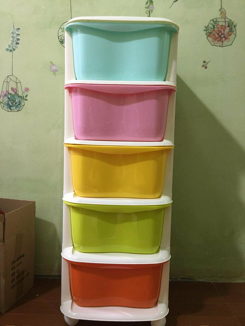 Sau 1 hồi thì 2vc cũng lắp xong. Mới chưa vào khớp thì thấy ọp ẹp, lắp xog vào khớp thì cũng ra gì phết ạ. Khung viền thì nhựa k cứng lắm, nhưng hộp đựng thì ok, sâu,nhựa khá cứng, đựng đc nhiều đồ cho bé đây ạ.