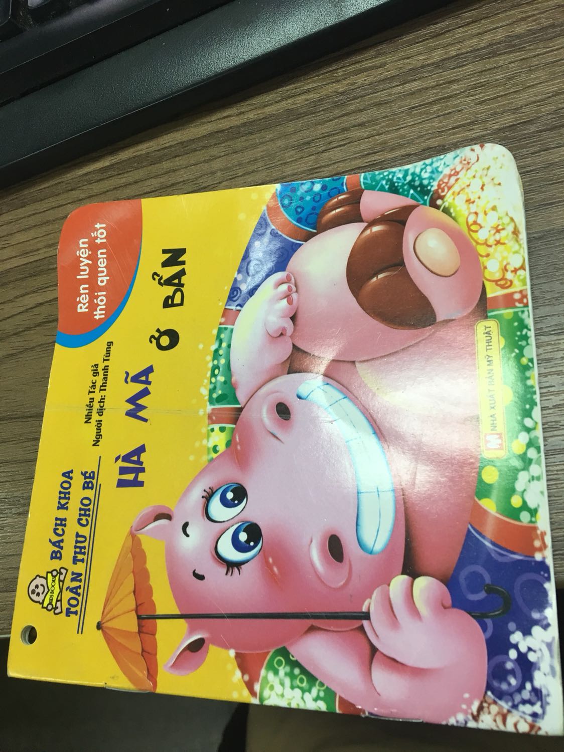 Mua mấy cuốn sách cho bé mà Tiki giao hàng cũ, bị rách cho mình. Kiểu đây là hàng trưng bày trong nhà sách và đã có rất nhiều lượt đọc. Bề mặt nhiều vết bút cào xước và mặt sau bị rách góc như hình