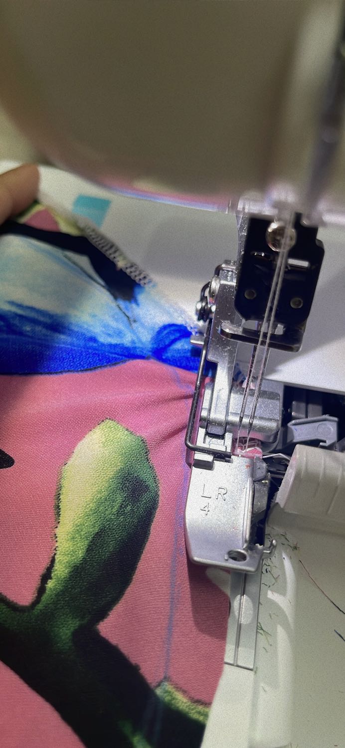 Máy động cơ mạnh, chạy mượt, đường chỉ đẹp, nhỏ gọn, không tốn nhiều diện tích, dễ sử dụng, tích hợp nhiều tính năng
Hàng chính hằng 
Khuyết điểm là bạn nào dùng chỉ tơ cần chuẩn bị trước dụng cụ xỏ chỉ, không thôi dành cả thanh xuân cho xỏ chỉ