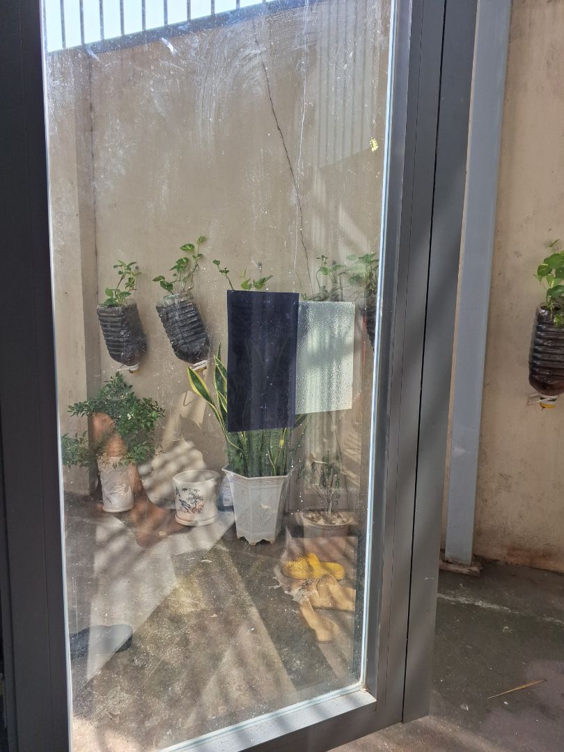 giao hàng nhanh, shop cho mình hỏi nên dán bên trong hay bên ngoài cửa kính để chống nắng tốt nhất ạ.