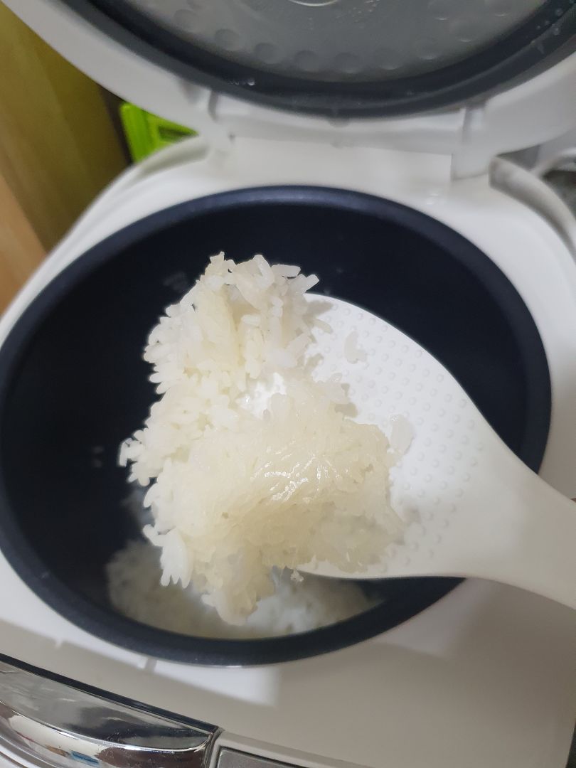 Nồi đẹp, nhìn hiện đại, nấu cơm ngon, hâm cơm thì bị khô quá tạo cháy, kiểu quá nhiệt ấy. Khó để lâu được, trong khi các nồi cũ giá rẻ hơn nhiều không bị vấn đề này