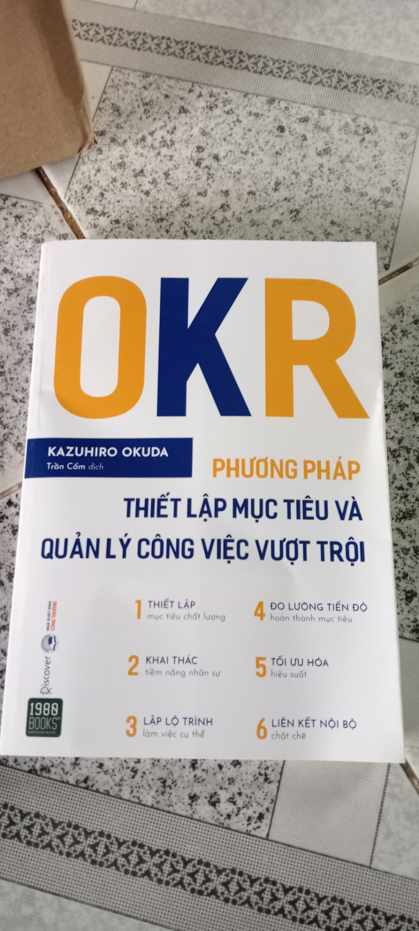 Mình góp ý, mong shop đóng gói sách cẩn thận thêm tí, trong quá trình vận chuyển sách bị cong, gãy, không còn như hình dáng ban đầu, nhìn rất là xót quyển sách