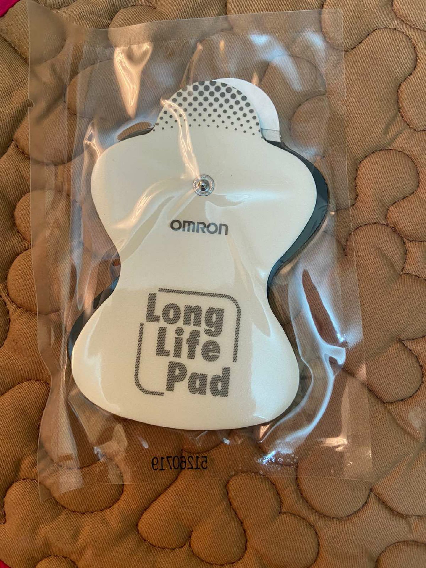 Máy có nhiều chế độ, tác dụng tốt, dễ sử dụng. Cẩn thận không nên chạm ngón tay vào miếng dán khi vẫn đang chạy. Điện xung trên lưng, chân, cổ không cảm giác mạnh nhưng với đầu ngón tay là giật luôn. Mình sợ ý gỡ ra để điều chỉnh vị trí lúc đang chạy máy, giật khá đau. Chắc do không đọc hướng dẫn sử dụng :( Các bạn đừng vậy nha.