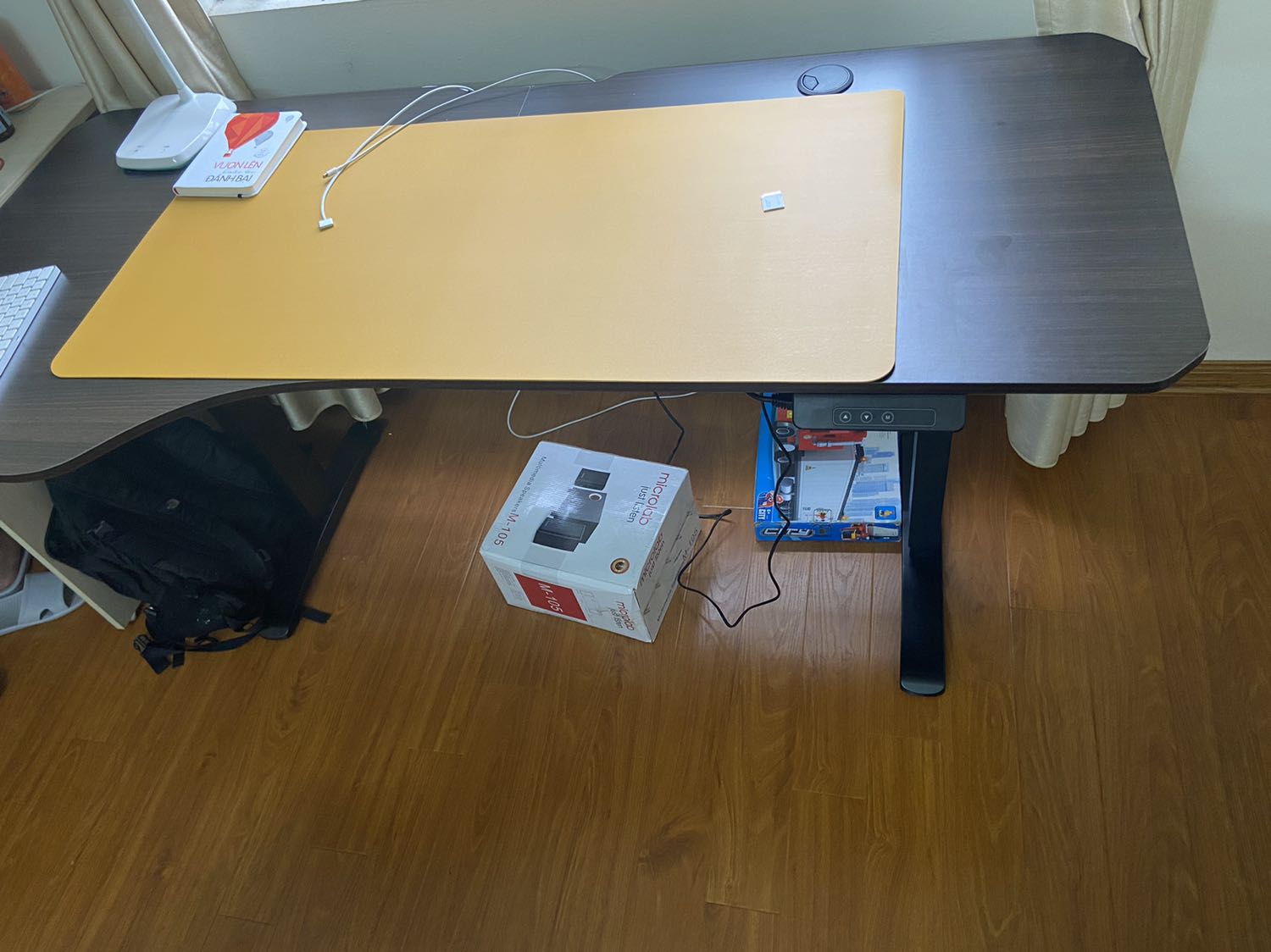 Bàn rất chắc chắn, đẹp, rộng rãi hơn hẳn so với bàn 1.2m. Lắp đặt tương đối dễ dàng.
Trước khi mua mình hơi băn khoăn vấn đề ko chắc chắn, rung lắc như các bàn khác nhưng sản phẩm này lại cực kỳ chắc :)