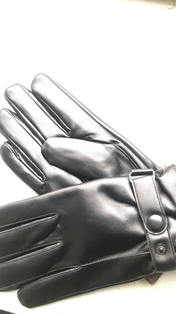 Găng tay da quá chất luôn. Chắc chắn, độ co giãn cao. Lớp nhung lông bên trong tạo cảm giác đeo bó sát từng ngón, rất ấm vào không có cám giác bị vướng bỏi các mép da thừa. Dùng quá là ok luôn. Sản phẩm đáng mua.