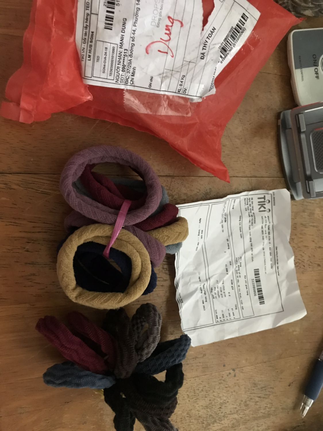 Hàng không giống hình, lần đầu mua 1 set Ok, lần 2 mua 2 set thì 1 set giống hình, 1 set kiểu khác chất lượng k như set 1. Hơi thất vọng, thà shop giao trễ xíu cũng dc nhưng phải đúng ý khách hàng, mấy cọng thun k đáng bao nhiêu nhưng hơi mất uy tín.