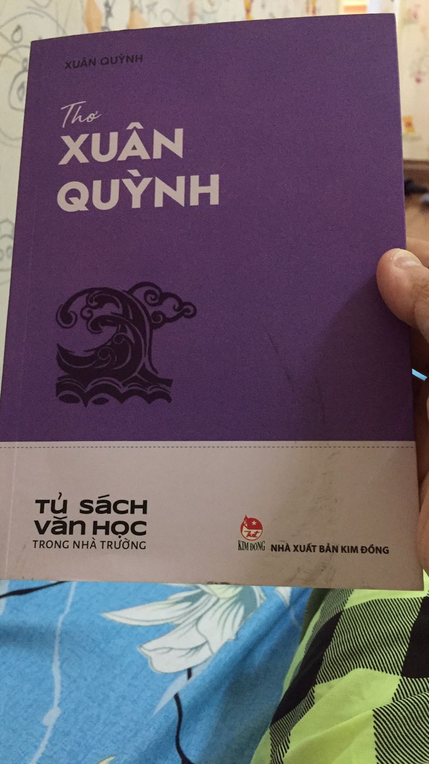 Mình thích thơ Xuân Quỳnh vì có những bài có vẻ giản dị nhưng cũng giàu chiêm nghiệm cuộc sống của 1 phụ nữ hết lòng vì gia đình. Chùm thơ viết cho các con cũng rất tình cảm và trong trẻo. Sách tuy có seal nhưng vẫn bị lem mực ở bìa 1 tí.