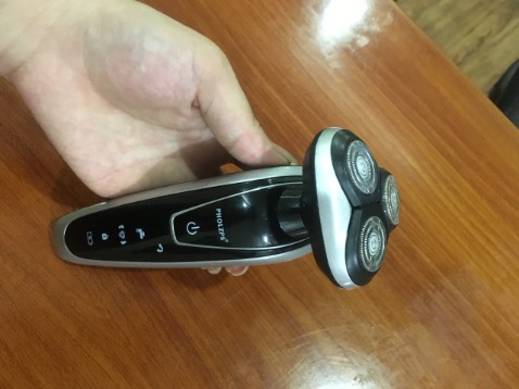 Máy này ai chưa mua thì nên mua dùng thử nhé, đảm bảo cạo râu sạch sẽ, mà êm kinh khủng.
Hàng ship rất nhanh, hôm qua đặt nay đã nhận được, hàng của shop không có gì để chê cả, chất lượng.