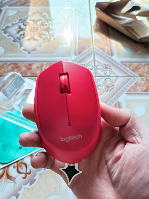 Cảm giác cầm chắc chắn, nút bấm êm. Hình dạng chuột không đối xứng nên cảm giác ban đầu khá lạ tay, dùng 1 lúc rồi cũng quen. Độ bền thì qua thời gian sẽ quay lại đây đánh giá!