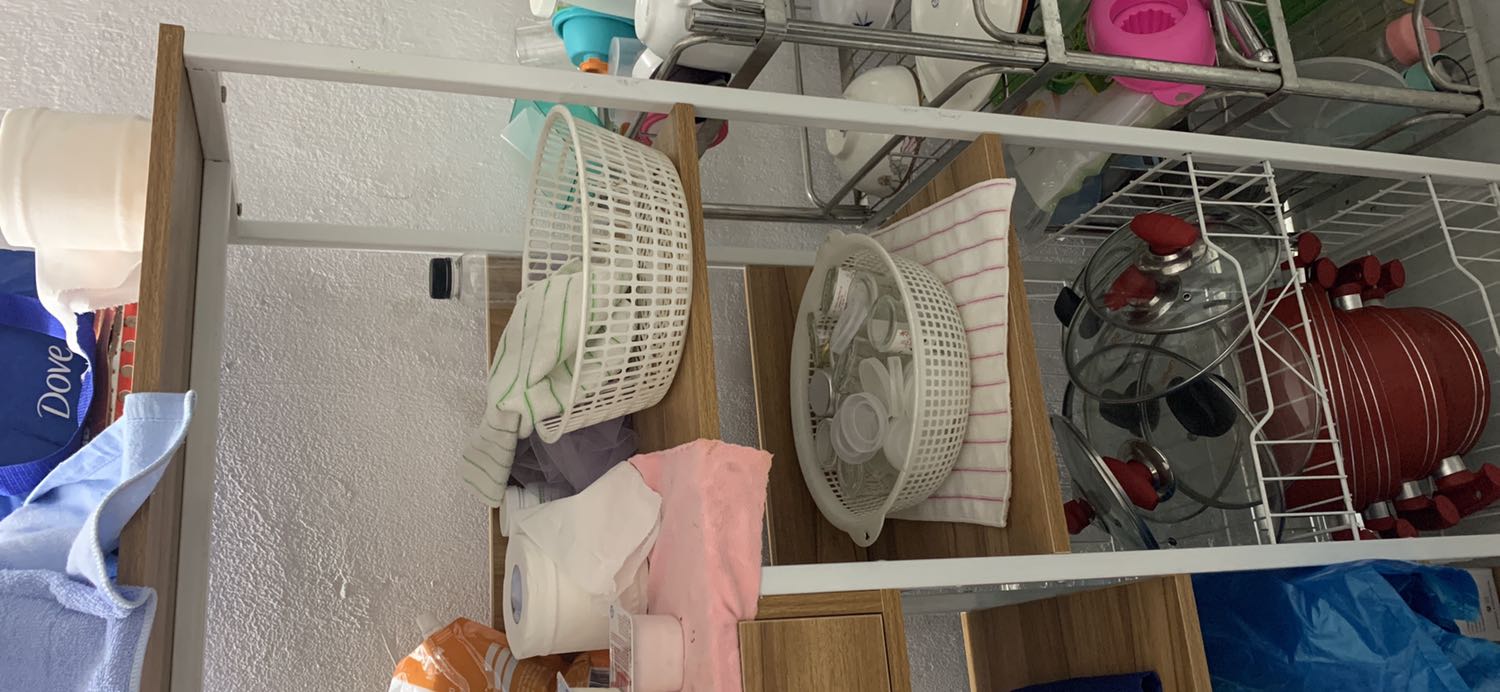 Bếp nhà mình nhỏ nên ko chụp tổng thể đc . Kệ dễ lắp ráp để được nhiều đồ . Nên mua