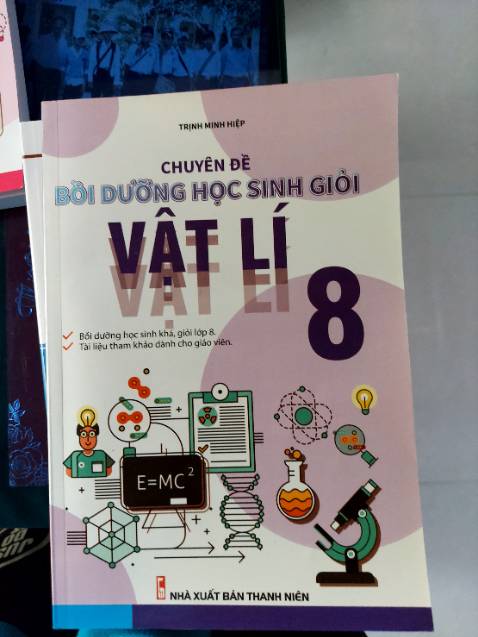 Đóng gói cẩn thận nhưng vẫn bị gãy bìa.