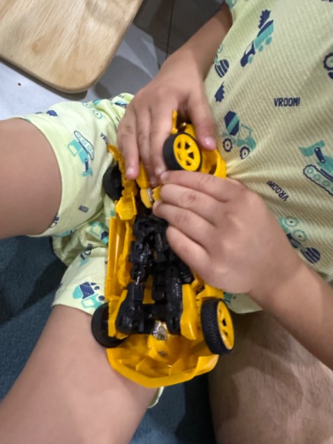 Sản phẩm nhựa mỏng, khớp nối quá tệ, ko chắc chắn.. có thể gây tổn thương cho trẻ nhỏ , khi cố ép lực tay để ráp...😎