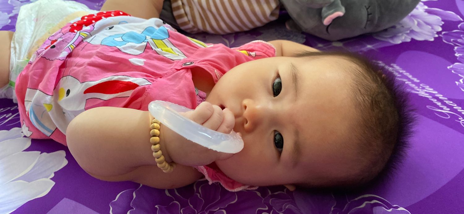 Bé có vẻ thích cái này dể cầm nắm