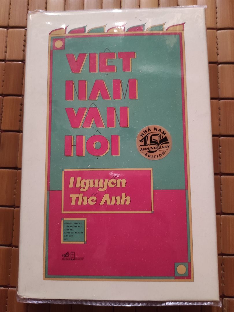 Sách là tập hợp những bài nghiên cứu của GS Nguyễn Thế Anh, là tác giả của nhiều tác phẩm nghiên cứu Lịch sử Việt Nam. Nội dung chuyên sâu nên khá kén người đọc, nhưng sẽ cho ta lĩnh hội nhiều tư liệu cũng như cách tiếp cận khác về lịch sử Việt Nam.