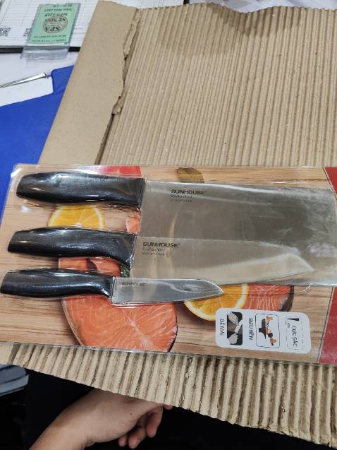 Bén, cầm cũng chắc tay, nhưng khá nhẹ. Độ sắc rất tốt, có điều có nhanh cùn không thì ko rõ