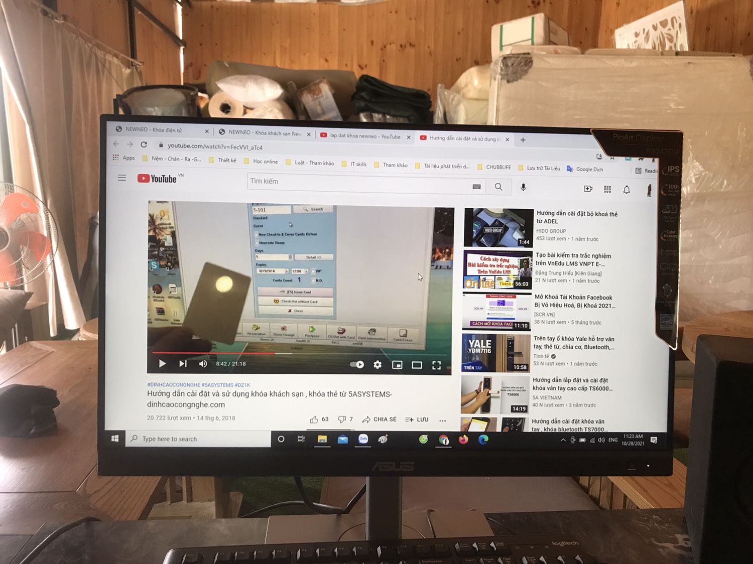 Màu sắc đẹp chuẩn, sáng mà lại dịu mắt. Màu chân hơi lạc tông với màn. Tiki đưa thời gian giao lâu quá, tận 16 ngày từ HCM ra Phú Quốc nhưng cũng đáng công chờ Màu sắc đẹp chuẩn, sáng mà lại dịu mắt. Màu chân hơi lạc tông với màn. Tiki đưa thời gian giao lâu quá, tận 16 ngày từ HCM ra Phú Quốc nhưng cũng đáng công chờ