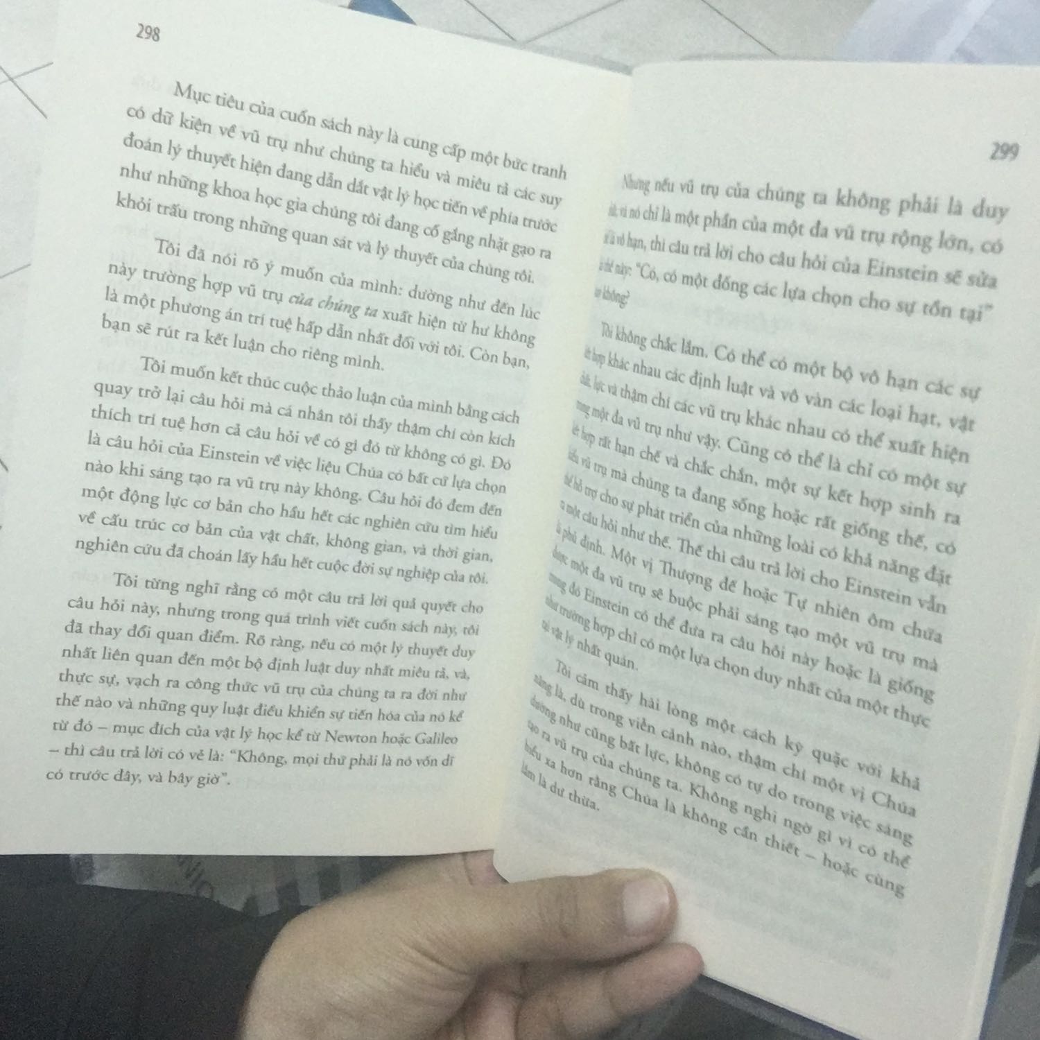 Một cuốn sách trong số ít cuốn mình đánh giá cao. Lượng kiến thức vật lí nói chung ở đây cũng cấp không quá khó hiểu nhưng lại đủ làm một người không theo chuyên nghành này choáng ngợp và hứng thú. Tác giả có lối viết khá gần gũi, lập luận dễ hiểu, motip kiểu tuần tự giải thích các khái niệm và ý tưởng, đồng thời chứng minh cho luận điểm cuối cùng cả bản thân ông . Giỏi là ở chỗ, với cuốn sách này , người không có kiến thức nền (ít) như mình cũng có thể nhận được nhiều kiến thức gây bất ngờ và mình cá là những ai yêu thích vật lí , vũ trụ sẽ càng nhận được nhiều hơn . Nên mua nhé mn:)))) tuy là mình cảm thấy viết hơi khó hiểu và khó đọc .viết về vật lí nhưng có thông điệp cuộc sống nha.