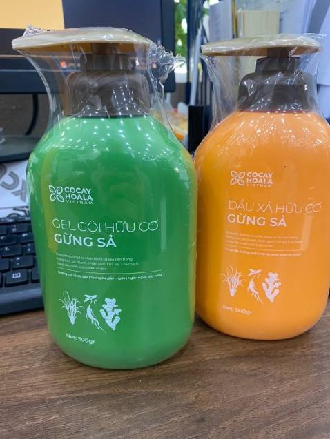 Shop giao nhanh cực, mình đặt có 2 hôm mà đã nhận được, trưa hôm nhận được đem về gội luôn, mà tới ngày thứ 3 rồi tóc ko bị bết như trước nhiều, mà mình là người hay đổ mồ hôi Shop giao nhanh cực, mình đặt có 2 hôm mà đã nhận được, trưa hôm nhận được đem về gội luôn, mà tới ngày thứ 3 rồi tóc ko bị bết như trước nhiều, mà mình là người hay đổ mồ hôi