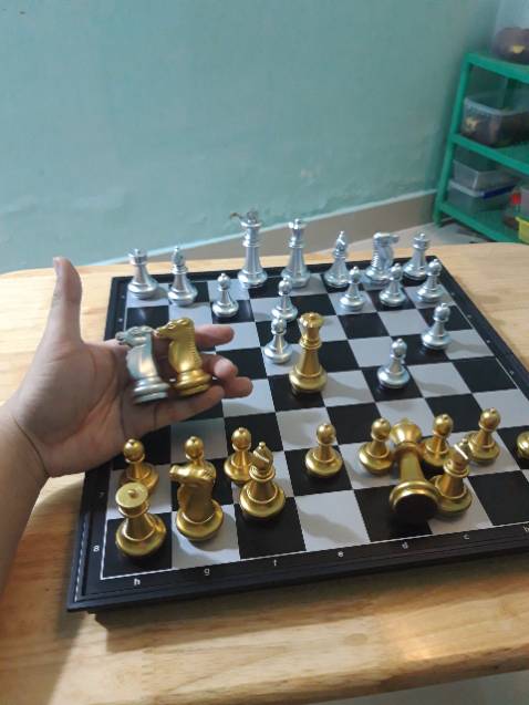 Quân mã đẹp đó là ấn tượng ban đầu . Bàn cờ không lỗi khá  vừa ý . Cờ vừa tay không quá nặng .Quân cờ màu không bị nhem . Sau khi chơi tầm vài chục trận cảm giác rất tốt . Nam châm  có từ trường hàng 8 và 1 rất tốt , ko hiểu sao từ trường Nam châm ở hàng  2 và hàng 7 hút rất yếu .