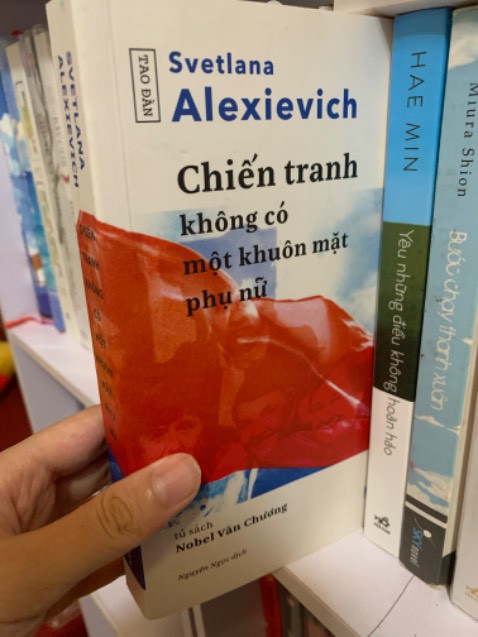 Hàng giao về còn nguyên vẹn nha đóng gói cũng khá kĩ nè. Đặc biệt nhắc lại 100 lần là phải mua về đọc liền nha mng ơi vì em nó siêu đỉnh siêu mê siêu hay hay hay luôn ấy ạ