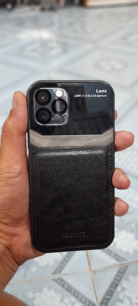 Ốp rất vừa khít 4 góc cạnh và mặt sau camera. Nút bấm nguồn và volume hơi cứng