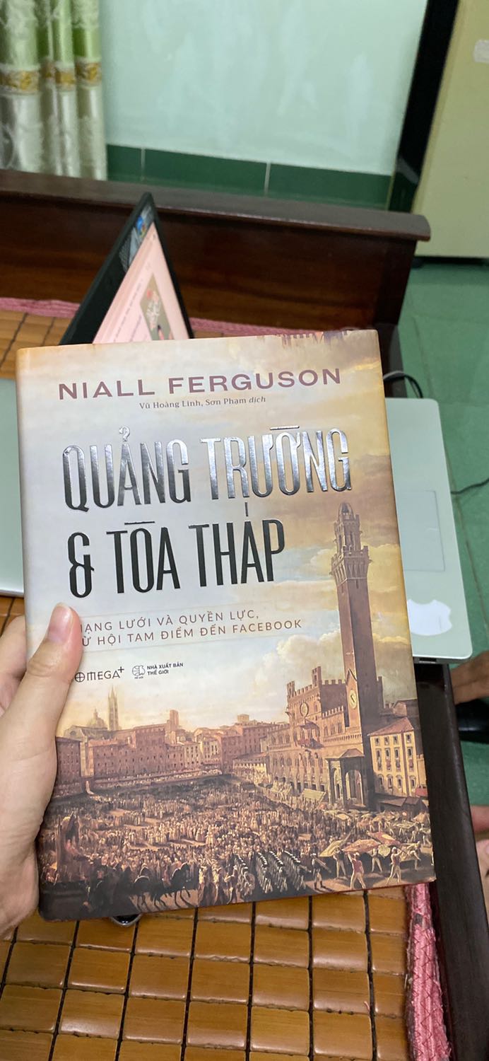 Mình vừa oder hồi tối là trưa hôm sau giao tới rồi huhu, 10 điểm cho dịch vụ, đóng gói quá đẹp
Vì mua tặng bạn trai nên ko biết nhiều về nội dung nhưng có biết bạn nào thích tìm hiểu sâu về kte, chính trị thì nên tham khảo quyển này nha