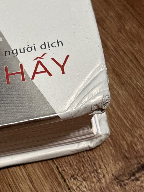 sách mới nhận về các góc đã bị cấn và móp, bọc nilong của sách thì bị rách 🥲🥲 trời ơi bod tiền ra mua sách mới mà nhận cuốn sách kbit hài lòng ở đâu luôn