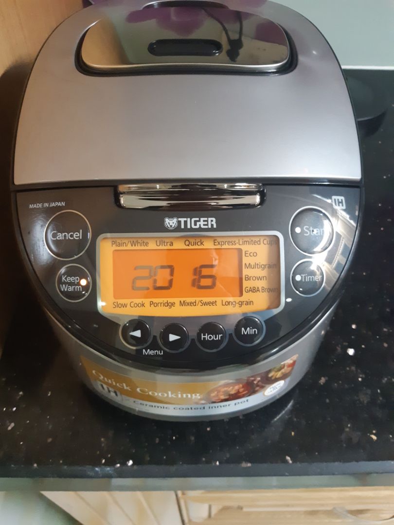 Hi nồi cơm nấu nhanh, giữ được hương vị của hạt gạo. Nếu nấu với gạo ngon thì tuyệt vời. Ngoài ra nồi chống dính rất tốt, không dễ dàng bị mất lớp chống dính. Có menu tiếng anh và hướng dẫn sử dụng tiếng việt nên rất dễ dùng.