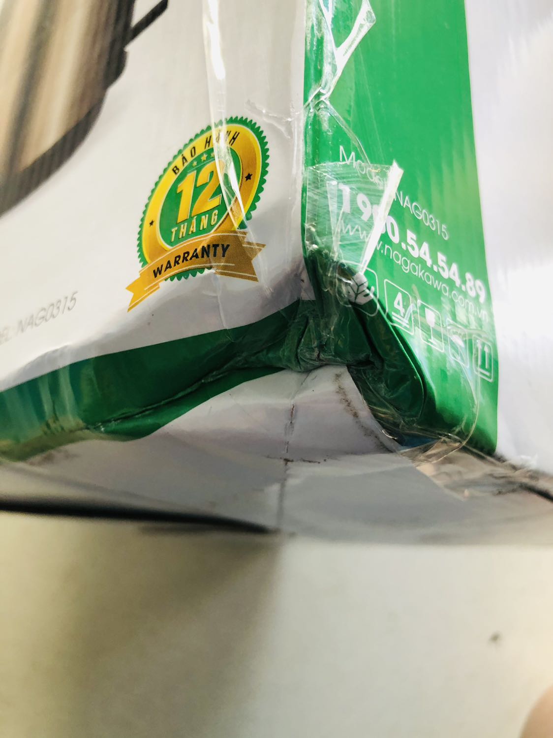 Mua của nhà bán Tiki trading. Lợi dụng lúc dịp gần Tết khách hàng bận rộn kg có thời gian kiểm tra hàng khi shipper giao , 

Khi rảnh rỗi  mở ra kiểm tra thì hết sức bực, cái ấm điện Bên trong kg vô túi nilong như của hãng, mà túi nilong để qua một bên hộp, 
Chứng tỏ shop đã kiểm tra thấy sản phẩm bị lỗi mà vẫn giao cho khách hàng. 

Khi đem cái ấm ra thì mới biết hàng tồn sx tháng 1/2020 , 
Sản phẩm thuộc dạng bị loại, ( hàng lỗi ). 

Phía bộ phận cskh cần loại (thẻ đỏ ngay )những nhà bán, làm mất uy tín của trang thương mại điện tử Tiki. 

Trước *** cũng như vậy nhưng họ đã khắc phục trong năm 2020 , năm 2020 này nay *** đã giật cúp vàng.