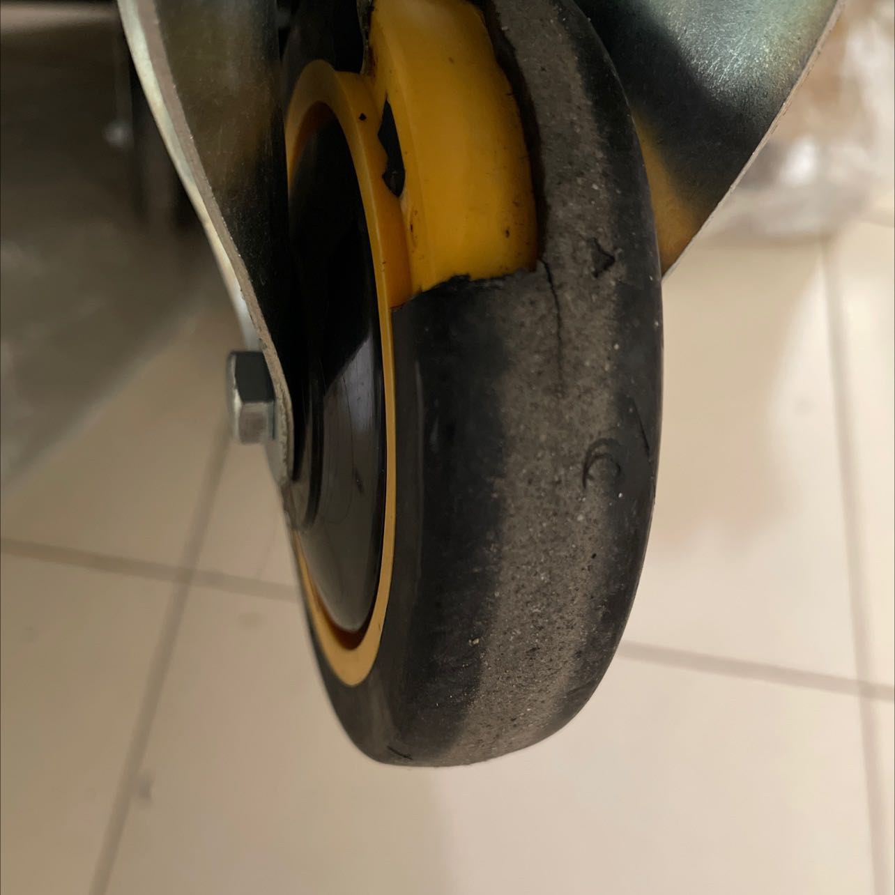 Thân xe hoàn thiện ổn và đủ chắc chắn.

Nhưng 4 bánh xe thì chất lượng kém. Khi mới dùng đã thấy rung và yếu. Và dùng đến giờ này thì bánh rơi bi, bánh rách vỏ. Tải không bao giờ quá 200kg.

Thực sự là không xứng tiền.