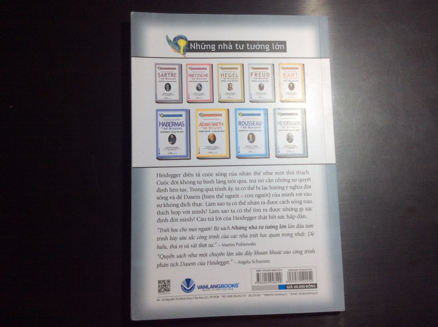Lại 1 triết gia hiện sinh mà qua cái ngôn ngữ được dịch ra, càng khó hiểu hơn nữa tư tưởng của ông phải nói là qua lời giới thiệu, lời văn của người khác, nhưng triết là thế đó. Dù sao thì có cái đọc là có cái may, không đủ trình đọc sách gốc tiếng Đức, không đủ trình - nghiệm cả công trình cuộc đời của một triết gia mà trước hết là lạ lẫm vô cùng, thì những cuốn sách thuộc bộ 60 phút này là 1 lựa chọn không tồi. Cảm ơn Văn Lang đã đem về Việt Nam bộ sách