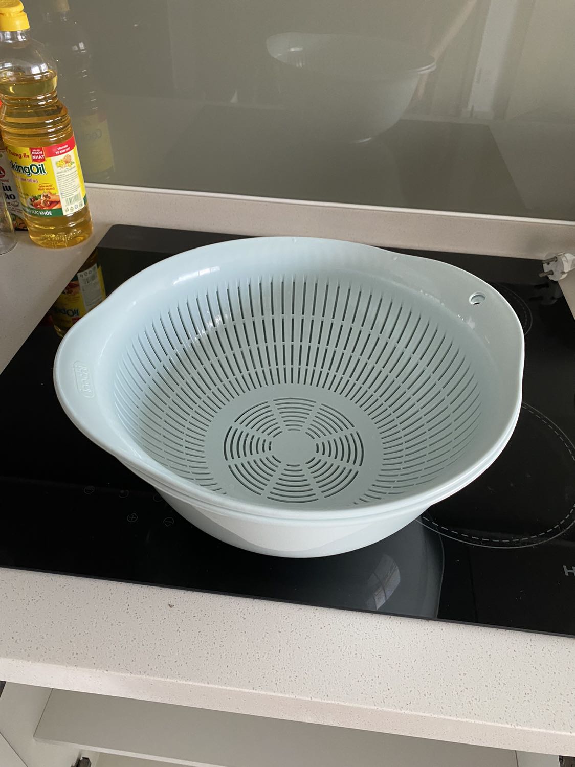 Sản phẩm đẹp, đóng gói cẩn thận, giao hàng nhanh, chất liệu nhựa khá cao cấp. Tuy nhiên cái chậu mình mua có 1 chấm đen mờ, nhỏ thôi không ảnh hưởng đến chất lượng hay sử dụng nhưng mà tổng thể đang đẹp có 1 chấm đen cũng kì. Vẫn tiếp tục ủng hộ shop.