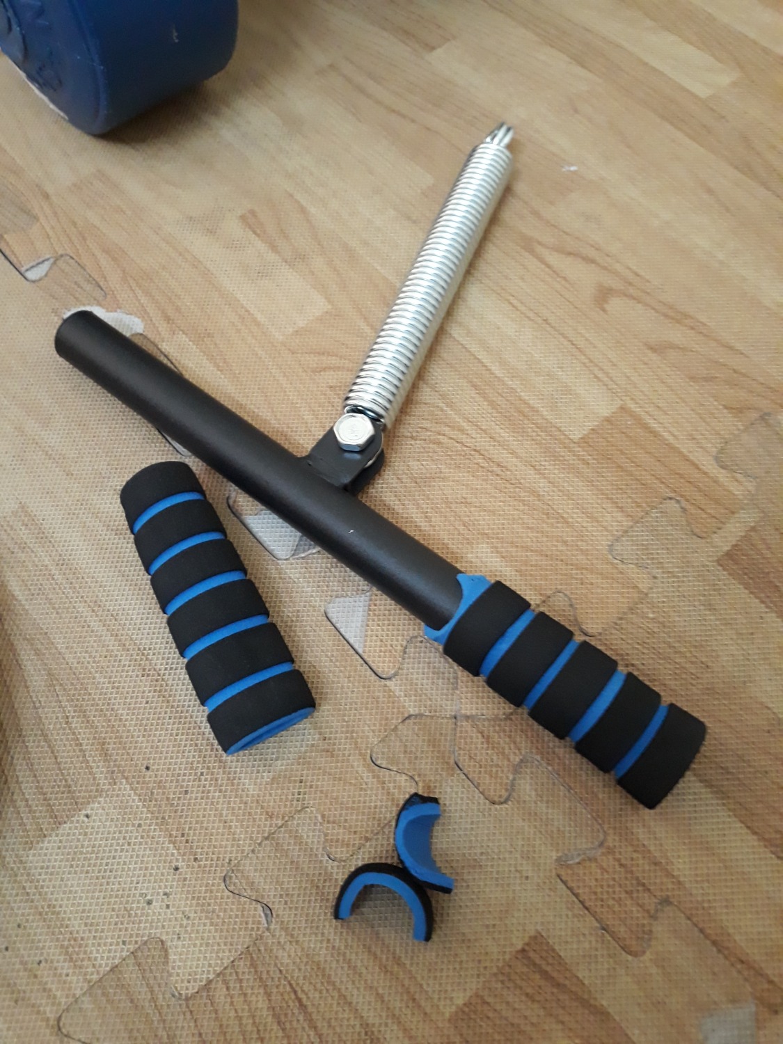 Tôi đã nhận hàng, tuy nhiên khi mở sản phẩm ra có một số vấn đề sau:
1. Mặt ghế phía trên có lỗ thủng nhỏ
2. Thiếu chi tiết lắp ráp phụ kiện lò so đính kèm nên không lắp được vào thân ghế, mút tay không đúng size ko luồn được vào tay cầm.
Đề nghị tiki xem xét và có phương án xử lý!
Trân trọng cảm ơn!