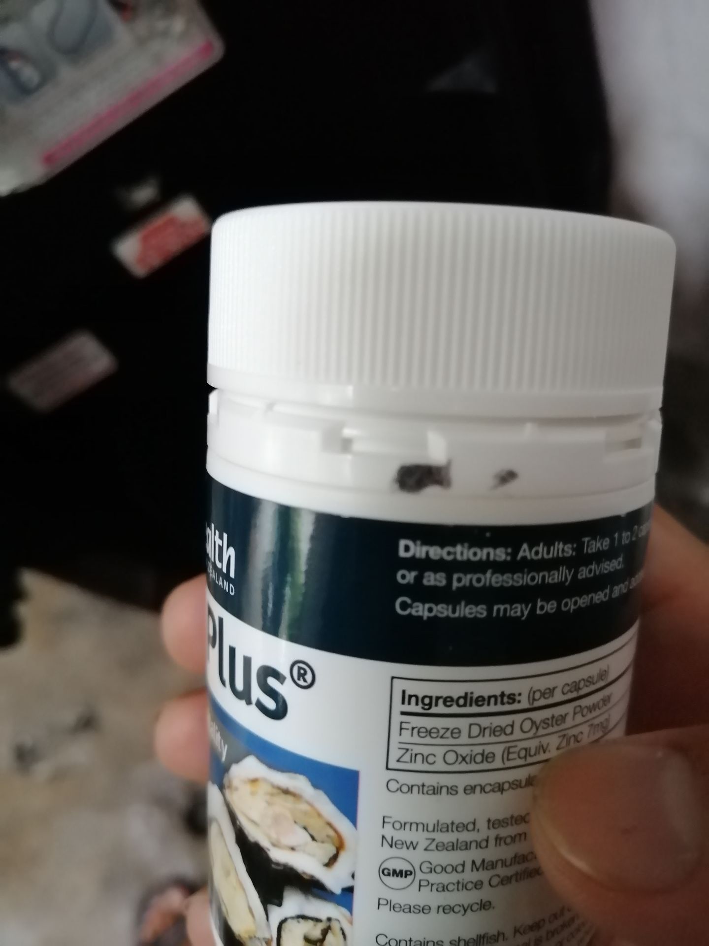 1. team dán bị lệch, nghi ngờ có thể đã bị mở ra và dán lại.
2. màu viên thuốc nhạt hơn so với sản phẩm cùng loại mua tại nhà thuốc tây