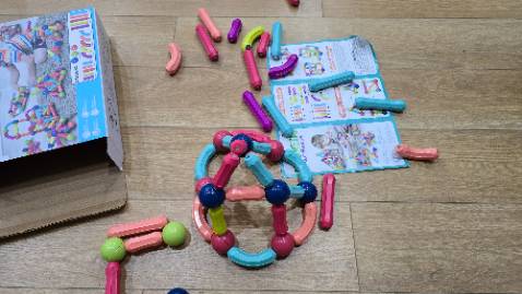 Kích thước hợp lý, màu sắc đẹp mắt, cảm giác an toàn chắc chắn, giá cả hợp lý !!!
Bọn trẻ nhà mình rất thích :)